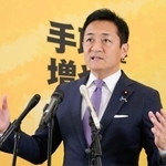 　記者会見する国民民主党の玉木代表＝２４日午後、国会