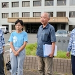 　佐賀県警本部前で取材に応じる日本国民救援会佐賀県本部の山口勝弘事務局長（右から２人目）＝２４日午後