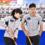 　カーリングの混合ダブルス代表決定戦に向け練習する松村千秋（左）、谷田康真組＝稚内市みどりスポーツパーク