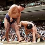 　豊昇龍（左）が上手投げで霧島を下す＝両国国技館