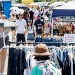 　東京都品川区で開かれたフリーマーケットで買い物する人たち