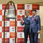 　東証プライムに上場し、鐘を打つオリオンビールの村野一社長（右）ら＝２５日午前、東京都中央区