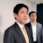 　記者団の取材に応じる小林元経済安保相＝２５日午前、東京都新宿区