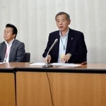 　２０２４年度決算見込みを発表する健康保険組合連合会の幹部ら＝２５日午前、東京都千代田区