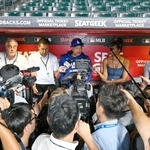 　試合前、取材に応じるドジャースのロバーツ監督（奥中央）＝フェニックス（共同）