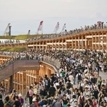 　多くの来場者でにぎわう大阪・関西万博会場の大屋根リング＝１４日、大阪市此花区の夢洲