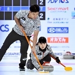 　１次リーグで上野美優、山口剛史組と対戦し、ショットを放つ松村千秋。左は谷田康真＝稚内市みどりスポーツパーク