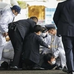 　２０２３年４月、岸田首相（当時）の演説会場で取り押さえられる木村隆二被告（中央下）＝和歌山市の雑賀崎漁港