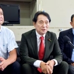 　記者会見する立憲民主党の末松義規・日米地位協定研究会会長（中央）ら＝２５日午前、沖縄県庁