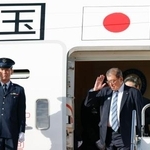 　国連総会などを終え帰国した石破首相（右）＝２５日午後、羽田空港