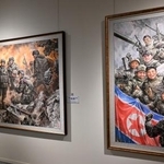 　ロ朝の軍事結束を描いた北朝鮮画家の絵画「一つの塹壕で」（右）などの作品＝２４日、モスクワの全ロシア装飾芸術美術館（共同）