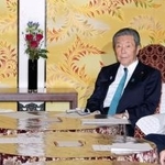 　会談に臨む（左２人目から）立憲民主党の安住幹事長、自民党の森山幹事長、公明党の西田幹事長＝２５日午後、国会