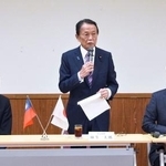 　台湾の韓国瑜立法院長らとの会談で、あいさつする自民党の麻生最高顧問（中央）＝２５日午後、東京・永田町の党本部