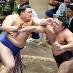　霧島（右）と攻め合う大の里。押し出しで下す＝両国国技館