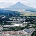 　トヨタ自動車が建設してきた次世代技術の実証都市「ウーブン・シティ」（手前）。第１期区域が始動した＝２５日午後、静岡県裾野市（共同通信社ヘリから）