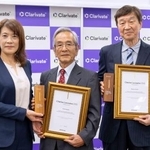 　クラリベイト引用栄誉賞に選ばれた寒川賢治・元国立循環器病研究センター研究所長（中央）と児島将康・久留米大名誉教授（右）＝２５日午後、東京都港区