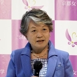 　記者会見する京都女子大の竹安栄子学長＝２５日午前、京都市東山区