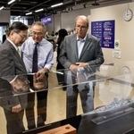 　大和ミュージアムサテライトを視察する戦艦ミズーリ保存協会のマイケル・カー会長（右）ら＝２５日午後、広島県呉市