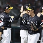 　楽天に勝利し、タッチを交わすソフトバンク・小久保監督（左）と栗原＝楽天モバイルパーク