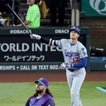 　ダイヤモンドバックス戦の４回、５４号２ランを放つドジャース・大谷。投手クリスマット＝フェニックス（共同）