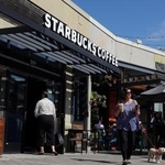 　米カリフォルニア州のスターバックスの店舗＝２５日（ゲッティ＝共同）