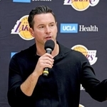 　記者会見するＮＢＡレーカーズのレディク監督＝２５日、エルセグンド（ゲッティ＝共同）