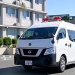 　送検のため、静岡県警磐田署を出る鈴木鉄三容疑者を乗せた車＝２６日午前９時１１分