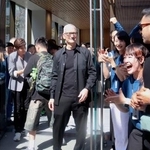 　米アップルの直営店「アップル銀座」が改装開業し、来店客を出迎えるティム・クック最高経営責任者（中央）＝２６日午前、東京・銀座