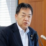 　記者会見する浅尾環境相＝２６日午前、環境省