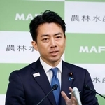 　記者会見する小泉農相＝２６日午前、農水省