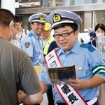 　愛知県警中村署の一日署長を委嘱され、交通安全を呼びかける天野ひろゆきさん＝２６日午前、ＪＲ名古屋駅