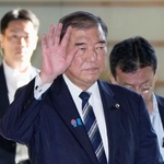 　首相官邸に入る石破首相＝２６日午前