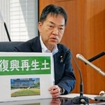 　閣議後、記者会見する浅尾環境相＝２６日午前、環境省
