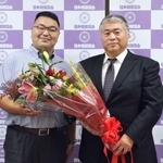 　大嶽部屋を継承する熊ケ谷親方（左）から花束を受け取る大嶽親方＝２６日、両国国技館
