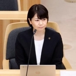 　前橋市議会の本会議に出席する小川晶市長＝２６日午後、前橋市