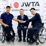 　ポーズをとる（右から）日本車いすテニス協会の外部アドバイザーに就任した国枝慎吾さん、川廷尚弘新会長ら＝２６日、東京都内