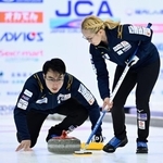 　１次リーグで上野美優、山口剛史組と対戦し、ショットを放つ青木豪。右は小穴桃里＝稚内市みどりスポーツパーク