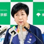 　記者会見する東京都の小池百合子知事＝２６日午後、東京都庁
