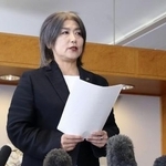 　記者団の取材に応じる田久保真紀市長＝１０日午前、伊東市