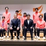 　陸上の世界選手権東京大会に出場した日本代表選手らと記念写真に納まる、スポーツ庁の室伏広治長官（前列中央左）＝２６日、東京都千代田区