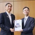 　ＪＲ東海の丹羽俊介社長（右）に要請書を手渡す長野県の阿部守一知事＝２６日午前、東京都内
