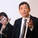 　羽田空港に到着後、記者団の取材に応じる李赫駐日大使（右）＝２６日午後