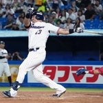 　１回ヤクルト２死一、二塁、オスナが左前に先制打を放つ＝神宮