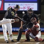 　６回ソフトバンク１死一塁、柳町が中越えに２ランを放つ。捕手太田＝楽天モバイルパーク