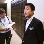 　会合後、記者団の取材に応じる自民党の佐々木紀衆院議員＝２６日午後、金沢市