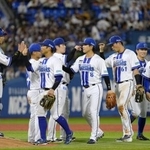 　巨人に勝利し、タッチを交わすＤｅＮＡナイン＝横浜