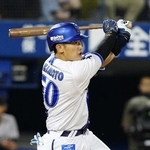 　７回ＤｅＮＡ無死一、二塁、右前打を放つ山本。失策が絡んで勝ち越した＝横浜