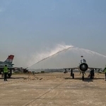 　２６日、最後の飛行を終えたミグ２１戦闘機＝インド北部チャンディガル（ＡＰ＝共同）