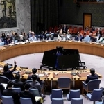 　対イラン国連制裁の再発動を阻止するため中国とロシアが提案した決議案を採択する国連安保理＝２６日、ニューヨーク（ロイター＝共同）