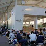 　当日券への交換を求め並ぶ人たち＝２７日早朝、大阪市此花区の夢洲